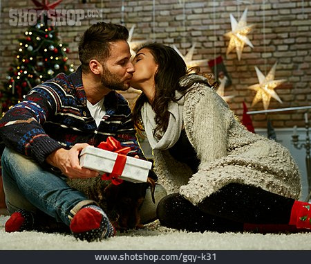 
                Paar, Weihnachten, Kuss, Bescherung, Weihnachtsgeschenk                   