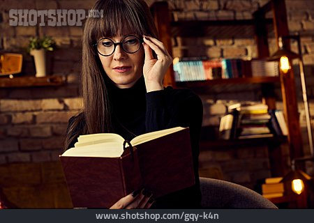 
                Frau, Lesen, Lesebrille                   