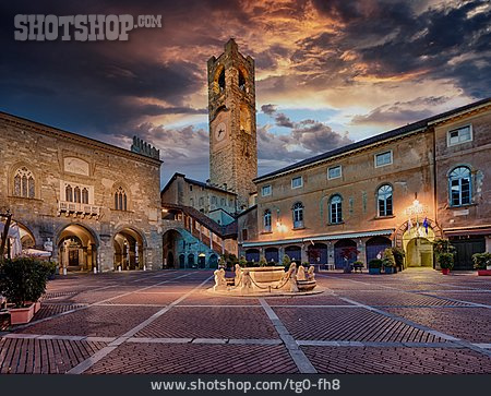 
                Bergamo, Piazza Vecchia                   