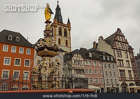 
                Trier, Hauptmarkt, Petrusbrunnen                   