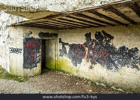
                Eingang, Graffiti, Bunker                   