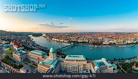 
                Donau, Budapest, Burgpalast                   