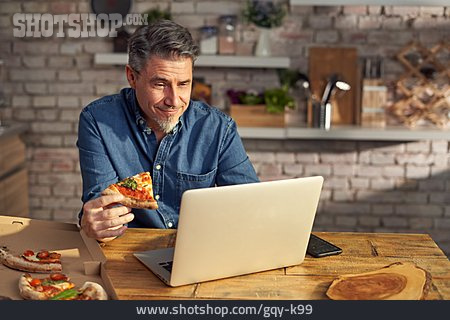 
                Mann, Zuhause, Fastfood, Online, Pizza, Streamen                   