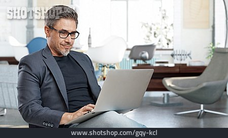 
                Geschäftsmann, Lächeln, Büro, Laptop                   