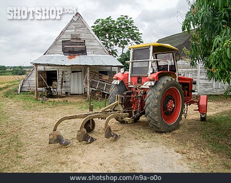 
                Traktor, Farmhaus                   
