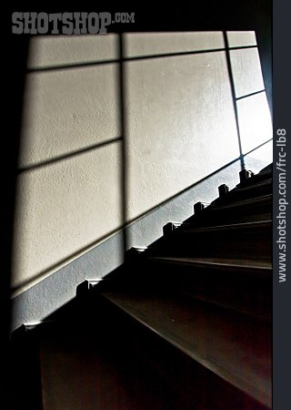 
                Fenster, Schatten, Lichteinfall, Treppenhaus                   