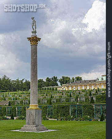 
                Schlosspark, Marmorsäule, Schloss Sanssouci                   