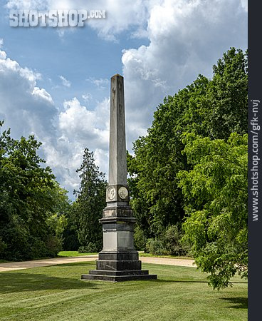 
                Obelisk, Neuer Garten                   
