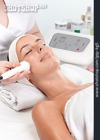 
                Massage, Gesichtsmassage, Schönheitsbehandlung, Mikrodermabrasion                   