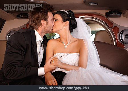 
                Glücklich, Küssen, Limousine, Braut, Bräutigam, Brautpaar, Just Married                   