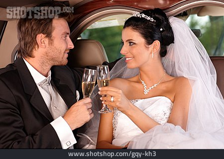 
                Glücklich, Champagner, Limousine, Anstoßen, Brautpaar                   
