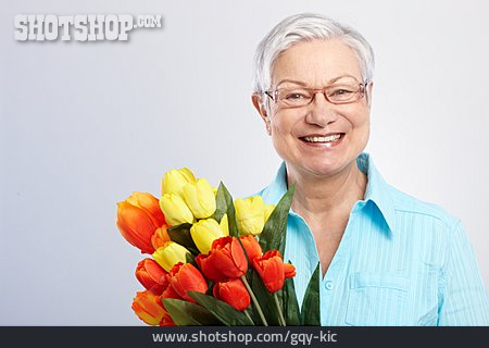 
                Seniorin, Lächeln, Glücklich, Blumenstrauß, Muttertag                   