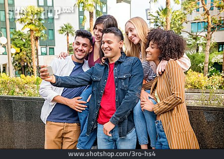 
                Lächeln, Freundschaft, Fotografieren, Freunde, Multikulturell, Gruppenbild, Selfie                   