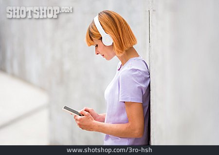 
                Frau, Schreiben, Kopfhörer, Rothaarig, Online, Smartphone                   