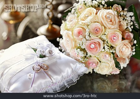 
                Blumenstrauß, Brautstrauß, Hochzeitsstrauß, Hochzeitsringe                   