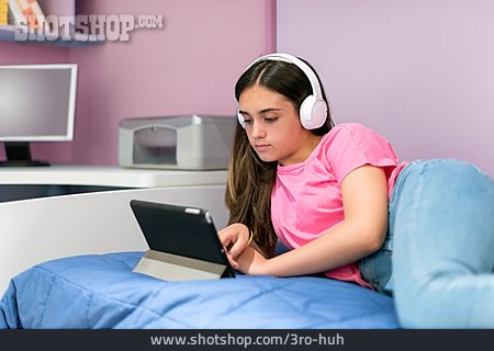 
                Teenager, Zuhause, Kopfhörer, Internet, Musik Hören, Streamen                   