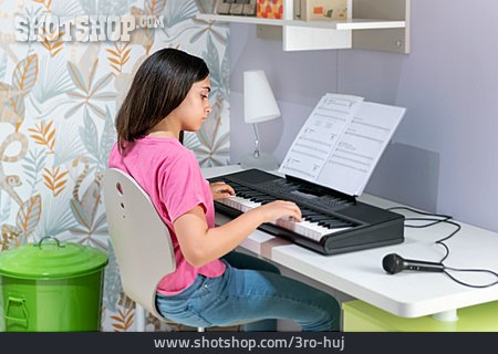 
                Teenager, Zuhause, üben, Digitalpiano                   