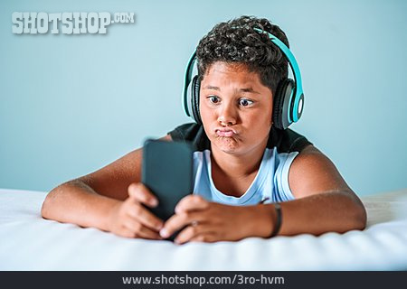 
                Junge, Spielen, Gesichtsausdruck, Grimasse, Smartphone, Computerspiel                   