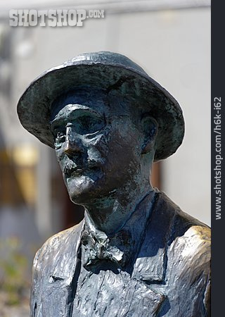 
                Bronzeskulptur, James Joyce                   