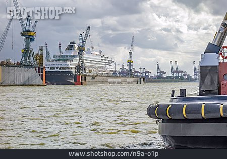 
                Kreuzfahrtschiff, Werft, Hamburger Hafen                   
