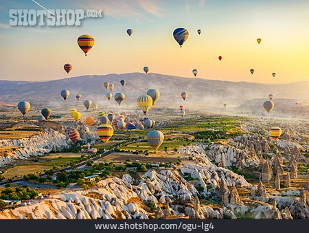 
                Heißluftballon, Göreme, Historischer Nationalpark Göreme                   