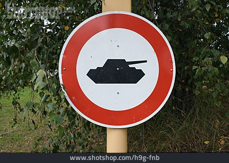 
                Panzer, Durchfahrt Verboten                   