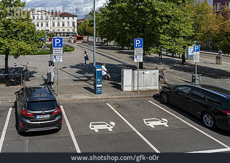 
                Parkplatz, Elektrofahrzeug, E-mobilität                   