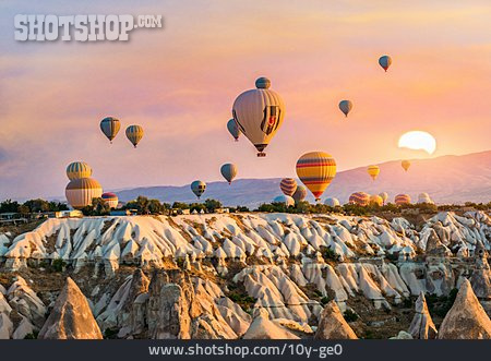
                Heißluftballon, Kappadokien, Historischer Nationalpark Göreme                   