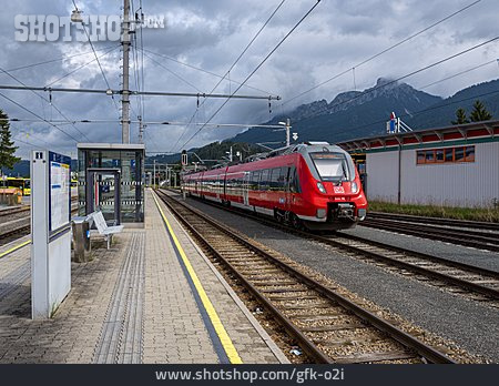 
                Zug, Bahnhof, Bahnsteig                   