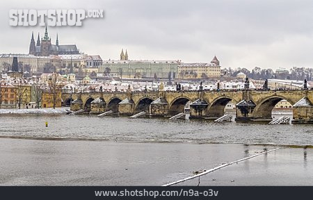 
                Winter, Prag, Moldau, Karlsbrücke                   