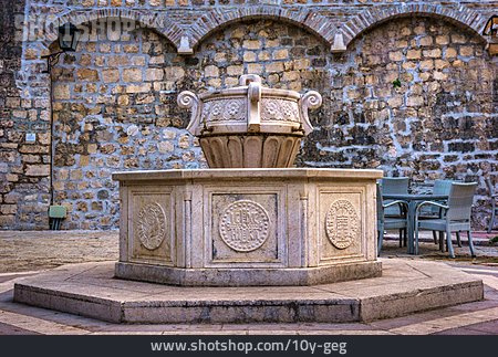 
                Brunnen, Kotor                   