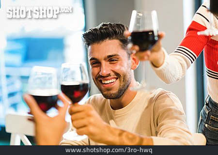 
                Alkohol, Feiern, Freunde, Anstoßen                   