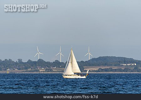 
                Segelboot, Windpark, Eckernförder Bucht                   