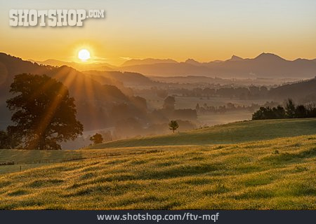
                Sonnenaufgang, Sonnenstrahlen, Morgenstimmung, Oberbayern, Salzburger Land                   