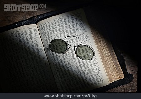 
                Lesen, Brille, Bibel                   