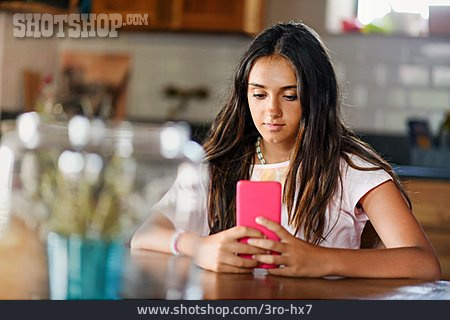 
                Mädchen, Online, Smartphone, Hinsehen                   