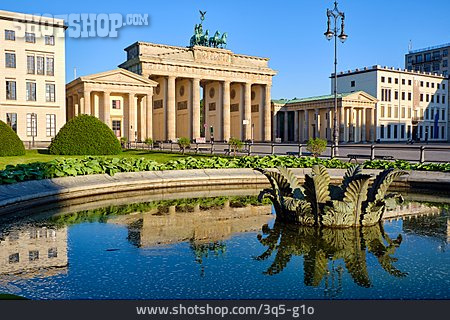 
                Berlin, Brandenburger Tor, Brunnen                   