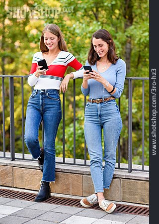 
                Online, Freundinnen, Smartphone                   