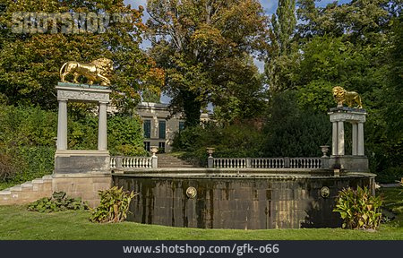 
                Schlosspark, Schloss Glienicke, Löwenfontäne                   