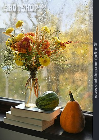 
                Blumenstrauß, Bücher, Regenwetter, Herbstdekoration                   
