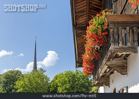 
                Bauernhaus, Balkonblumen, Oberteisendorf                   