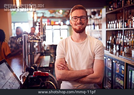 
                Lächeln, Mitarbeiter, Barkeeper, Pub                   