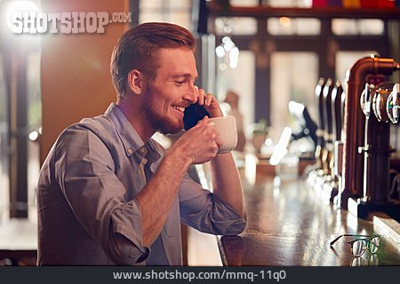 
                Mann, Kaffee, Bar, Telefonieren                   