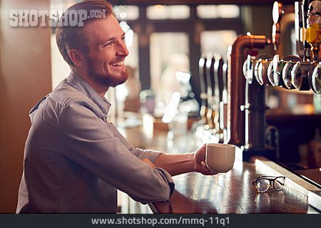 
                Mann, Lächeln, Kaffee, Bar                   