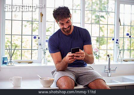 
                Mann, Zuhause, Frühstück, Online, Smartphone                   