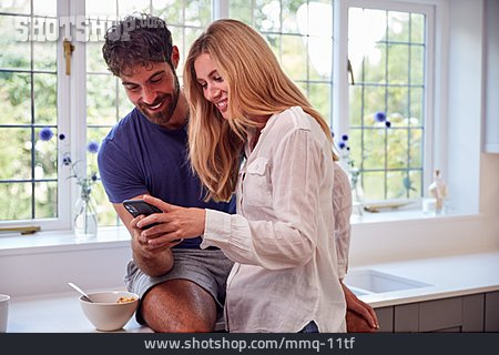 
                Paar, Frühstück, Online, Smartphone                   