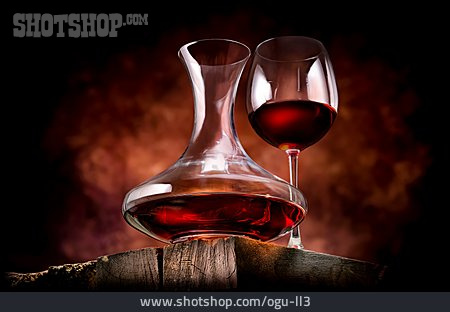 
                Karaffe, Weinglas, Rotwein                   