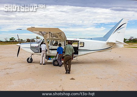 
                Vorbereitung, Propellermaschine, Okavango                   