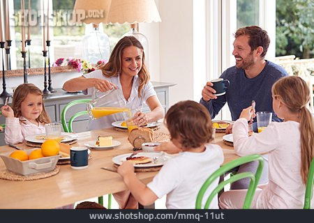 
                Frühstück, Familie, Familienleben                   