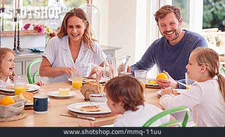 
                Zuhause, Frühstück, Familienleben                   